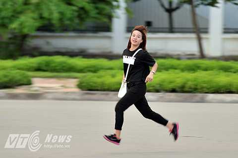 Liều mình chạy băng qua ngã tư trước dòng xe cộ đông đúc đang lao tới.