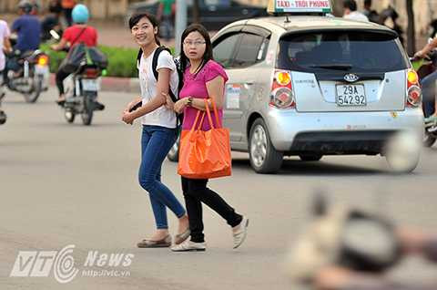 Một sinh viên của trường Đại học Sư Phạm chia sẻ: ‘Có những ngày em phải băng qua ngã tư này tới 4 lần, đi bộ cả tiếng đồng hồ mới vào được đến trường.’