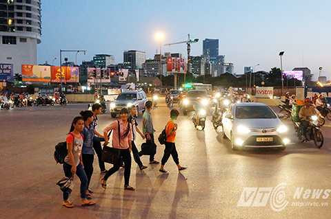 Liều mình đối đầu với dòng xe cộ đông đúc.