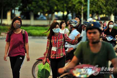 Để băng qua ngã tư, biện pháp an toàn duy nhất của các sinh viên chỉ là cách giơ tay ra hiệu yếu ớt như thế này.