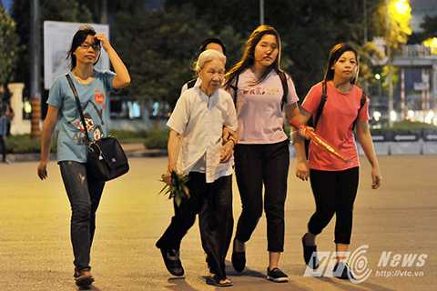 Cụ H. (78 tuổi, nhà ở đường Hồ Tùng Mậu) phải nhờ các bạn sinh viên đi cùng mới dám qua đường vào giờ cao điểm.