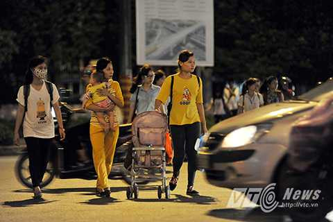 Không chỉ người già mà cả bà mẹ với con nhỏ cũng phải liều mình băng qua ngã tư đông đúc mới có thể bắt được xe.