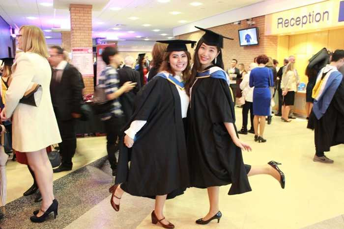 Nữ du học sinh xinh đẹp, hát chèo trên đất Anh