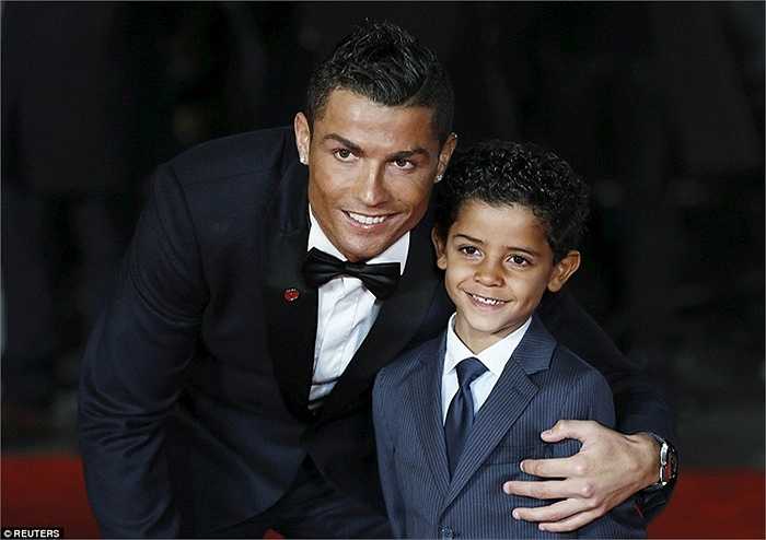 Mọi sự quan tâm của Ronaldo bây giờ dồn cho chú nhóc Ronaldo JR. Hai bố con vừa xuất hiện trong lễ công chiếu phim về CR7