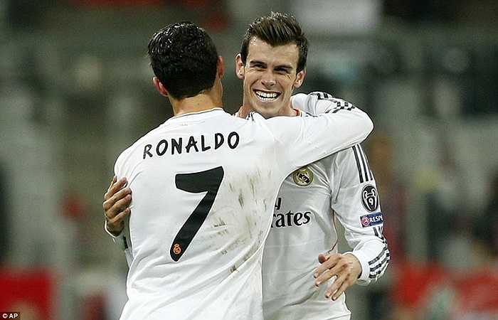 Trong khi El Pulga vừa giành cú ăn ba mùa vừa rồi thì Ronaldo lại tay trắng. Thành tích đoạt Chiếc giày vàng của anh dường như cũng khó lòng so sánh với đối thủ