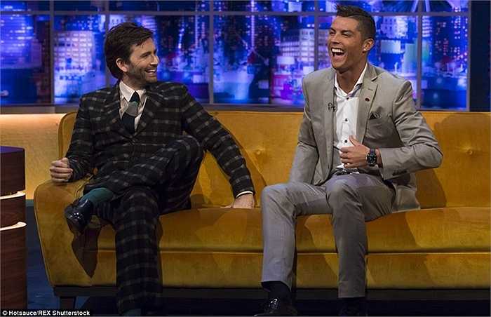 Ronaldo tỏ ra rất thoải mái trước những câu hỏi của Jonathan Ross 