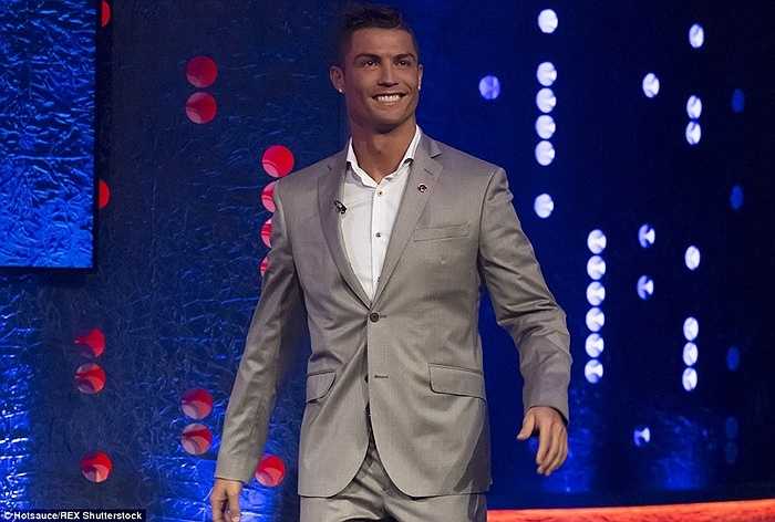 Bên cạnh đó, CR7 cũng nhất quyết không tiết lộ danh tính thận mẹ của con trai anh. Dù trước đó, giới thạo tin cho hay, đó là 1 cô hầu bàn người Mỹ