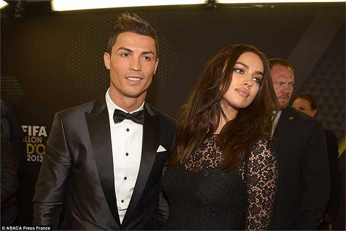 Mối tình 5 năm giữa Ronaldo và Irina cũng được Jonathan Ross tập trung khai thác nhưng chủ nhân 3 Quả bóng vàng FIFA không muốn nói nhiều về chuyện đã qua