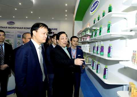 Ông Nguyễn Thanh Sơn - Đại sứ đặc mệnh toàn quyền Việt Nam tại Liên Bang Nga và Ông Đỗ Thắng Hải, Thứ trưởng Bộ Công thương Việt Nam đến tham quan gian hàng của Vinamilk tại Hội chợ Hàng VN Chất lượng cao ở Liên bang Nga Ông Nguyễn Thanh Sơn - Đại sứ đặc mệnh toàn quyền Việt Nam tại Liên Bang Nga và Ông Đỗ Thắng Hải, Thứ trưởng Bộ Công thương Việt Nam đến tham quan gian hàng của Vinamilk tại Hội chợ Hàng VN Chất lượng cao ở Liên bang Nga