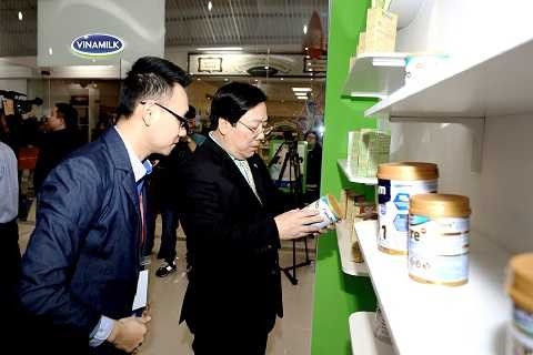 Ông Nguyễn Thanh Sơn - Đại sứ đặc mệnh toàn quyền Việt Nam tại Liên Bang Nga tham quan gian hàng của Vinamilk tại Hội chợ Hàng VN Chất lượng cao ở Nga Ông Nguyễn Thanh Sơn - Đại sứ đặc mệnh toàn quyền Việt Nam tại Liên Bang Nga tham quan gian hàng của Vinamilk tại Hội chợ Hàng VN Chất lượng cao ở Nga