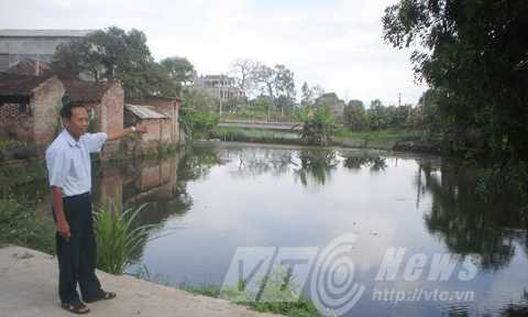 Ông Phúc chỉ hồ nước nơi Tổng Cóc làm nhà Thủy Tạ cho bà Hồ Xuân Hương nghỉ ngơi, làm thơ Ông Phúc chỉ hồ nước nơi Tổng Cóc làm nhà Thủy Tạ cho bà Hồ Xuân Hương nghỉ ngơi, làm thơ