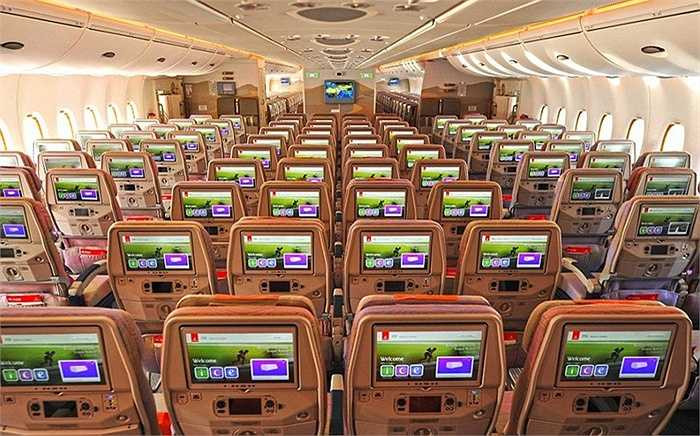 Máy bay A380 mà hãng hàng không Emirates vừa nhận có thân rộng, với 615 chỗ ngồi, nhiều hơn 130 chỗ so với trước đây. Chiếc máy bay này cũng đã được Vietnam Airlines nhận hồi đầu năm nay ở Việt Nam
