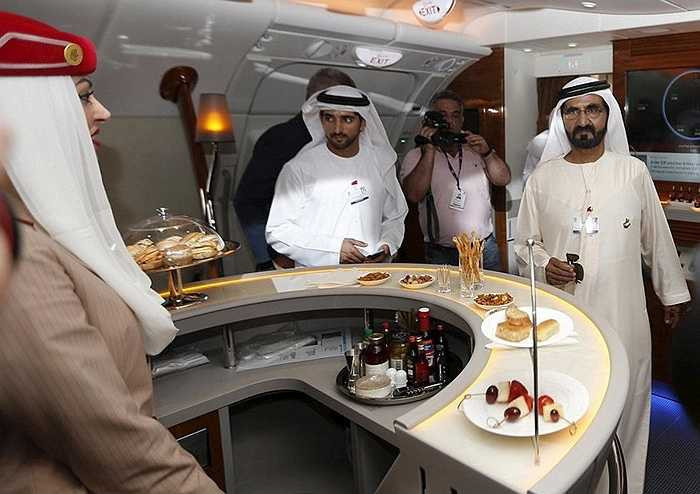 Trên máy bay, hành khách được phục vụ sâm panh, cocktail, đồ ăn thịnh soạn. 