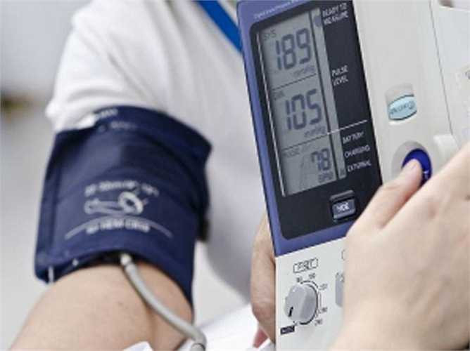 Với bệnh huyết áp cao chưa rõ nguyên nhân, người ta thường dùng giá đậu xanh búp mầm đun kỹ lọc lấy nước khoảng 100 ml, ngày uống 2 lần sáng chiều thì sẽ giúp huyết áp hạ xuống. 