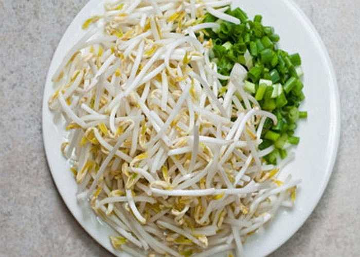 Đặc biệt, trong giá đỗ có chứa hợp chất isoflavones - loại estrogen được đánh giá là thần dược từ thiên nhiên, giúp phụ nữ kéo dài tuổi thanh xuân, tăng cường khả năng sinh lý.