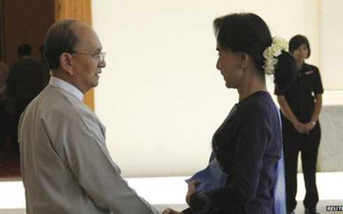 Tổng thống Thein Sein (trái) và nhân vật đối lập San Suu Kyi