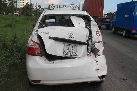 TP.HCM: Xe tải húc bay taxi khiến đường ùn tắc kinh hoàng