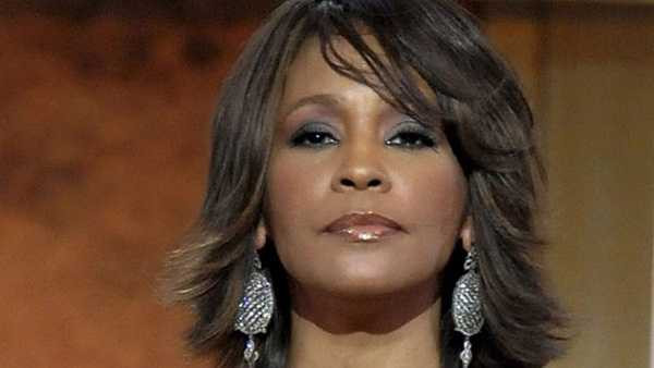 Whitney Houston tuột dốc sau scandal nghiện ngập