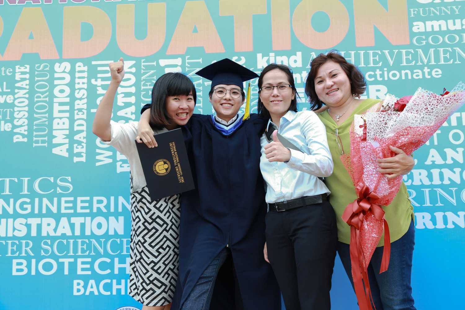 Cát Tường bên thầy cô và gia đình trong ngày vui