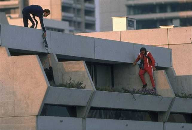 Ngày 5/9/1972, nhóm khủng bố người Palestine, Black September, bất ngờ đột nhập vào làng Olympic, bắt cóc 11 VĐV Israel và ra yêu sách đòi thả 234 tù nhân Palestine đang bị giam giữ tại Israel. Do không được đáp ứng yêu cầu, nhóm khủng bố đoạt mạng 2 VĐV. Cuộc đọ súng sau đó tại sân bay Munich khiến 9 VĐV còn lại và 5 trong 8 phần tử khủng bố thiệt mạng. 
