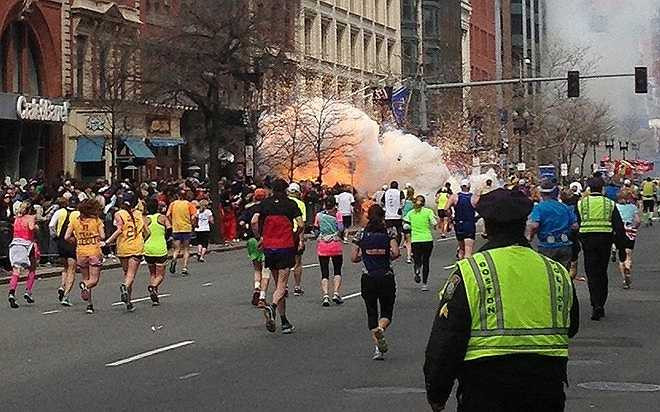 Ngày 15/4/2013, hai quả bom phát nổ gần vạch đích tại giải marathon nổi tiếng Boston (Mỹ) khiến 3 người thiệt mạng và 282 người khác bị thương. 