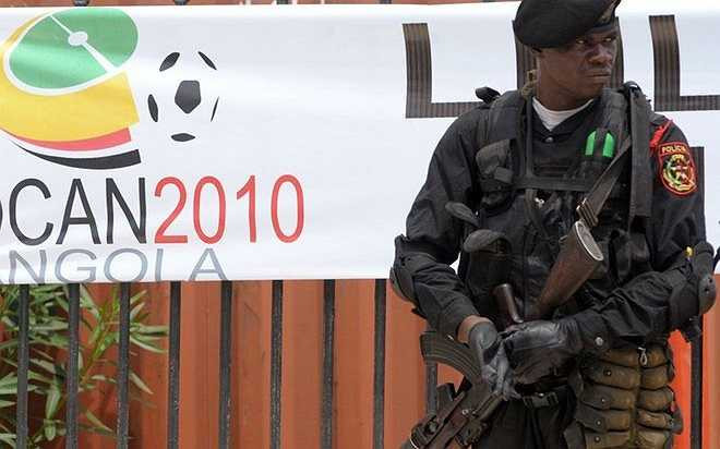 Ngày 8/1/2010, chiếc xe bus chở đội tuyển Togo khi đang trên đường di chuyển sang Angola tham dự CAN bất ngờ bị các tay súng đội mũ che mặt tấn công. Kết quả, lái xe, trợ lý huấn luyện viên Abalo Amelete, người phụ trách truyền thông Stanislas Ocloo thiệt mạng, trong khi 9 người khác bị thương, bao gồm cả thủ môn Kodjovi Obilale và hậu vệ Serge Akakpo. 