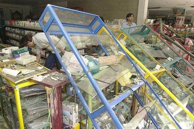 Ngày 8/5/2002, tổng cộng 14 người, gồm: 11 chuyên gia hải quân Pháp, 2 người Pakistan và chuyên gia vật lý trị liệu của nước chủ nhà, thiệt mạng sau vụ đánh bom tự sát bên ngoài khách sạn đóng quân của đội tuyển cricket New Zealand tại thành phố Karachi (Pakistan) (Nguồn: Zing)