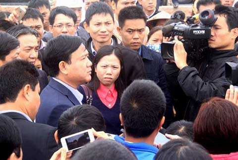 Người dân vây quanh Bộ trưởng Đinh La Thăng để kiến nghị làm cống qua đường gom tại dự án Nội Bài - Nhật Tân. Ảnh: Đ.Loan