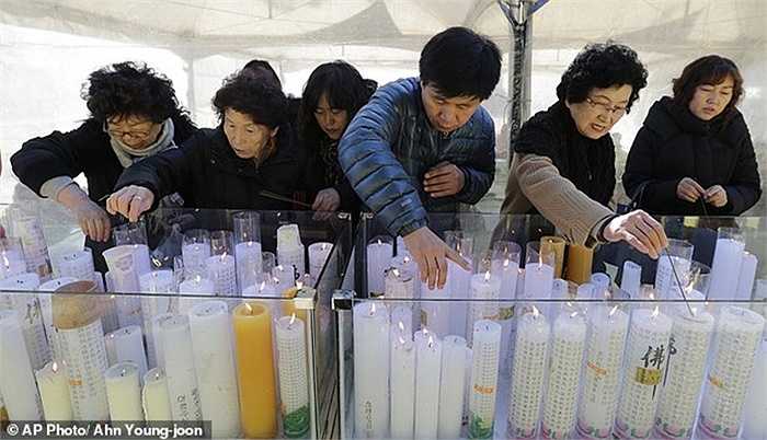 Phụ huynh học sinh thắp nến cầu cho con thi cử đỗ đạt