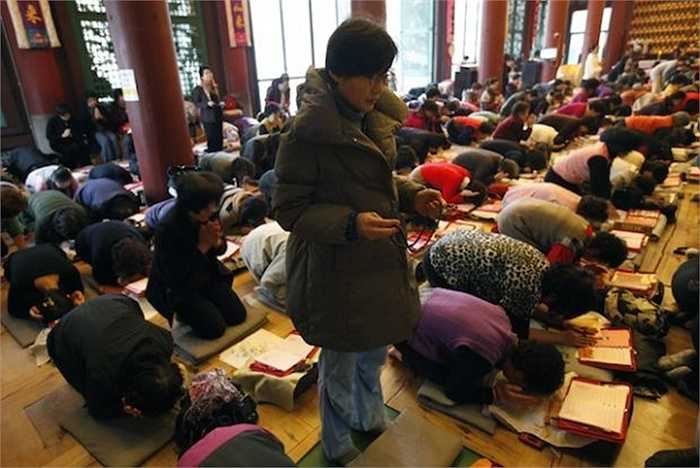 Các bà và mẹ của thí sinh đi cầu may