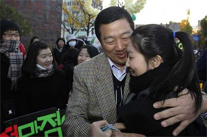 Người đàn ông động viên con gái trước giờ thi