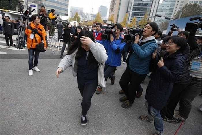 Một nữ thí sinh đến thi muộn