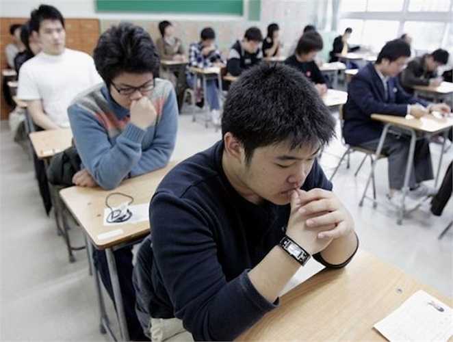 Sự căng thẳng của cuộc thi thể hiện qua nét mặt của các thí sinh