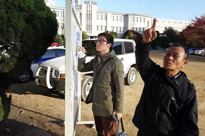 Một học sinh đang tìm phòng thi qua bảng số báo danh