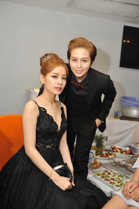 Trong hậu trường, Chi Pu và Gil Lê cũng luôn quấn quýt không rời