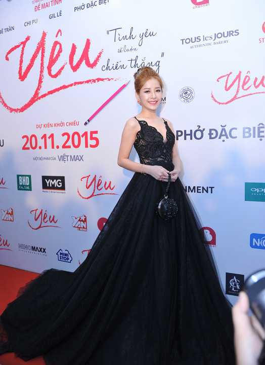 Thiết kế đầm dài giúp khoe đường nét quyến rũ của cô nàng diễn viên