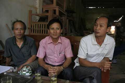 “Bác” Quốc nhìn già hơn hàng chục tuổi so với “chú” Hùng (bên phải ngoài cùng) và “anh” Đoái (ở giữa) “Bác” Quốc nhìn già hơn hàng chục tuổi so với “chú” Hùng (bên phải ngoài cùng) và “anh” Đoái (ở giữa)