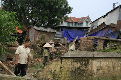 Chỉ đeo khẩu trang trong quá trình sản xuất khiến cho mắt và họng của chú Quốc bị đau mỗi khi đêm về . Ảnh: C.T.L Chỉ đeo khẩu trang trong quá trình sản xuất khiến cho mắt và họng của chú Quốc bị đau mỗi khi đêm về . Ảnh: C.T.L