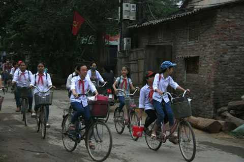 Nhiều xưởng xẻ gỗ nằm ngay bên cạnh trường học ảnh hưởng đến quá trình học tập, mỹ quan trường học và việc đi lại của học sinh. Ảnh: C.T.L Nhiều xưởng xẻ gỗ nằm ngay bên cạnh trường học ảnh hưởng đến quá trình học tập, mỹ quan trường học và việc đi lại của học sinh. Ảnh: C.T.L