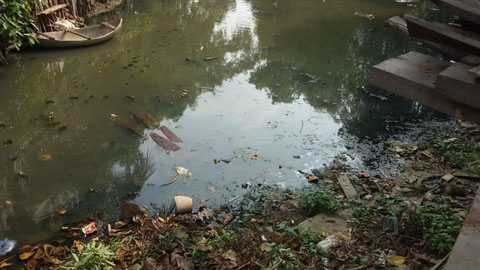 Các kênh, ao xung quanh xã Canh Nậu đều chuyển sang màu đen, xung quanh là ngổn ngang túi nilong đựng rác thải. Ảnh: C.T.L Các kênh, ao xung quanh xã Canh Nậu đều chuyển sang màu đen, xung quanh là ngổn ngang túi nilong đựng rác thải. Ảnh: C.T.L