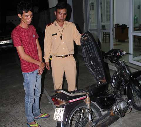 Kiểm tra, mũ bảo hiểm, phát hiện, giấu ma túy, Đà Nẵng, CSGT