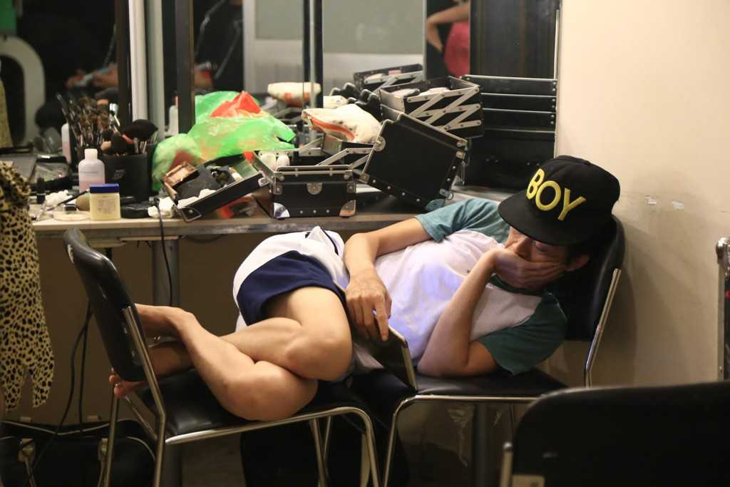 Hoài Linh nằm ngủ co ro trong hậu trường.