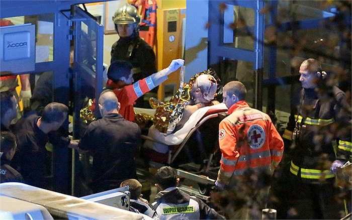 Xe cứu thương cấp cứu nạn nhân ở sân vận động Stade de France