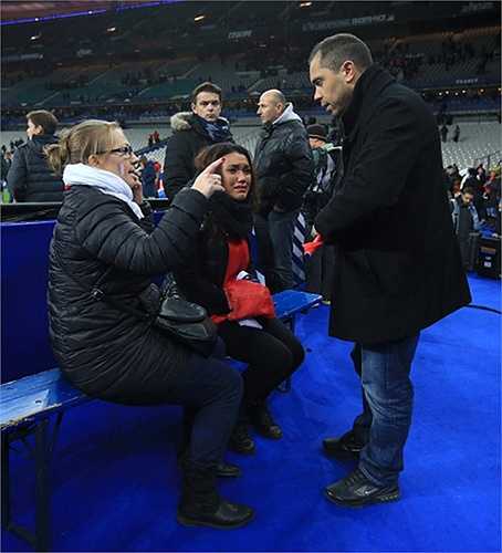 Người dân hoang mang, lo sợ dưới sân vận động