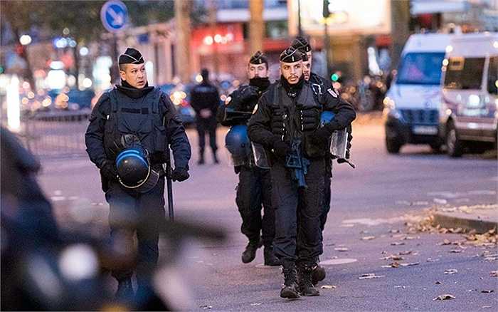 Cảnh sát vũ trang bên ngoài các khu vực xảy ra khủng bố