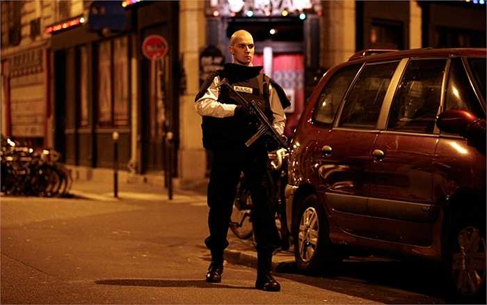 Sĩ quan cảnh sát làm nhiệm vụ canh gác bên ngoài một địa điểm bị tấn công