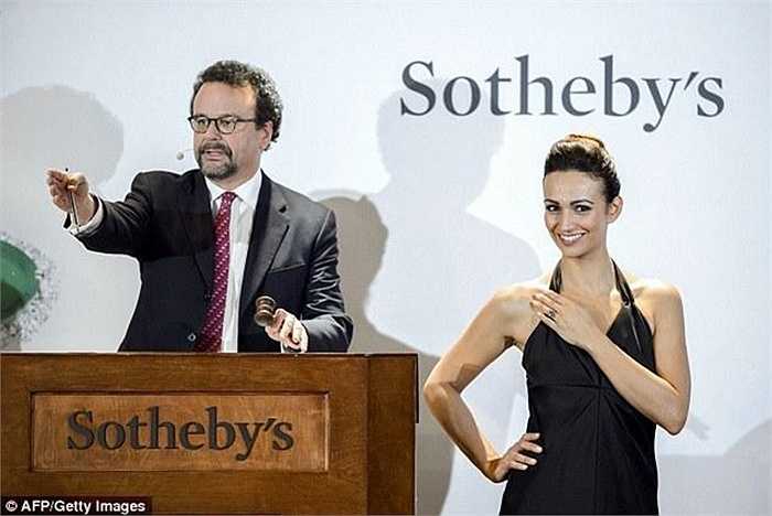 Nhà đấu giá Sotheby vừa tổ chức cuộc đấu giá viên kim cương xanh 12.03 carat. Viên kim cương xanh có tên BlueMoon được đặt trên chiếc nhẫn rất quý phái khi đeo