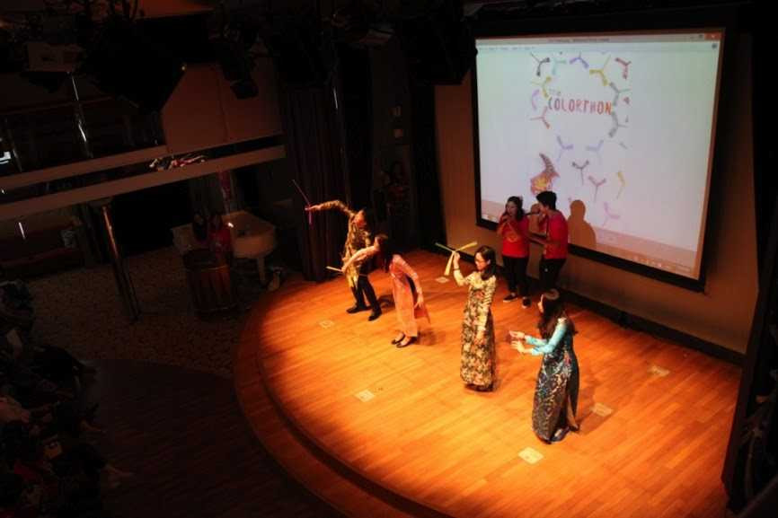 Thanh niên Việt mang chuồn chuồn tre giới thiệu bạn bè thế giới