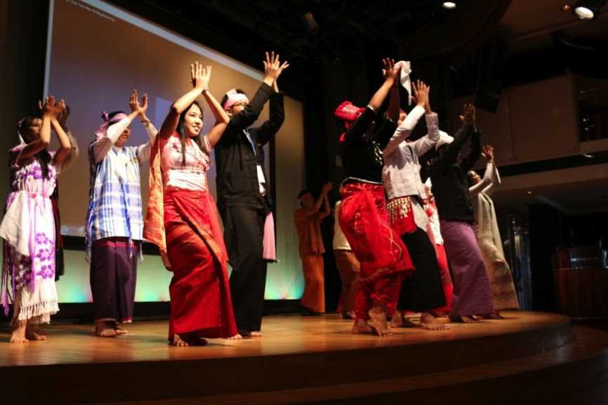 Thanh niên Việt mang chuồn chuồn tre giới thiệu bạn bè thế giới