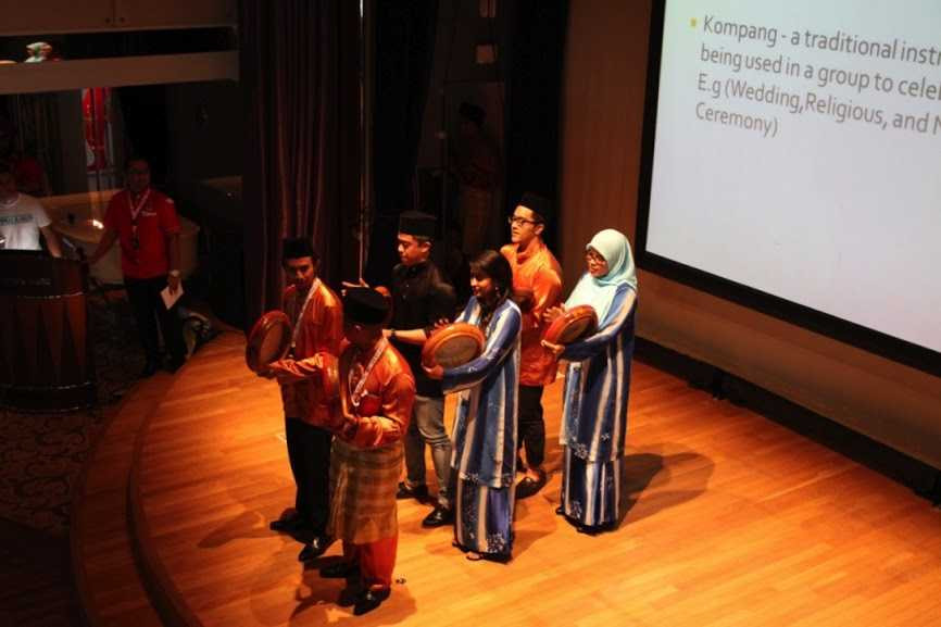 Thanh niên Việt mang chuồn chuồn tre giới thiệu bạn bè thế giới